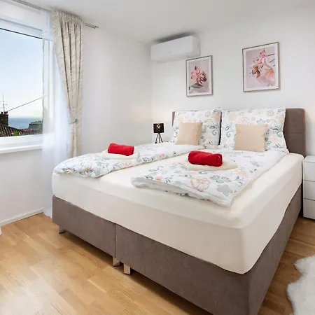 Apartment Azureo With Ocean View By Stadtlandnest Opatija