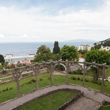 Apartment Azureo With Ocean View By Stadtlandnest Opatija