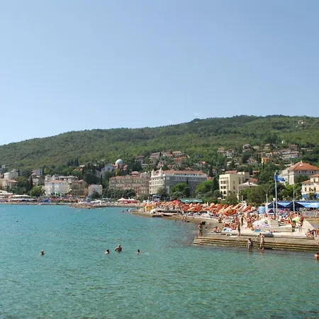 Apartment Azureo With Ocean View By Stadtlandnest Opatija