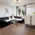 Azureo With Ocean View By Stadtlandnest Lejlighed Opatija